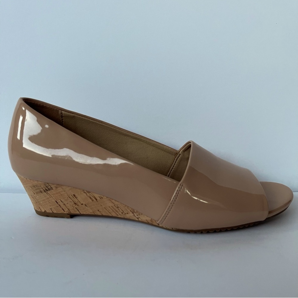 Aerosoles Peep Toe Wedge. Ladies size 8.